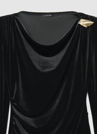 Robe courte avec drapé et épingle