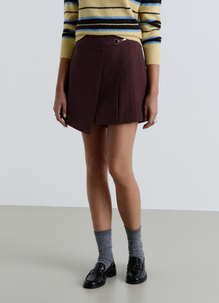 Kurze Hose mit Falten und Schnalle