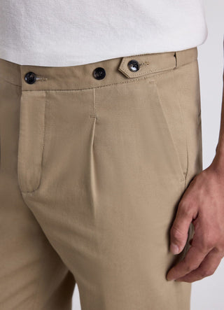 Chinohose mit Knöpfen am Bund