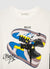 T-shirt con stampa sneakers e applicazioni
