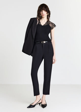 Top mit V-Ausschnitt und Spitzendetails