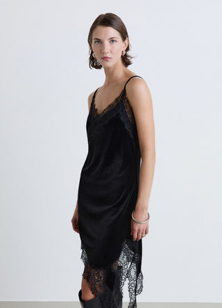Robe courte à fines bretelles et dentelle