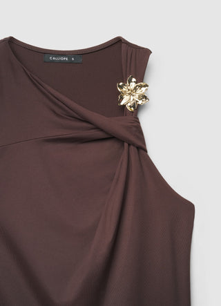 Top mit asymmetrischem Ausschnitt und Blumenbrosche