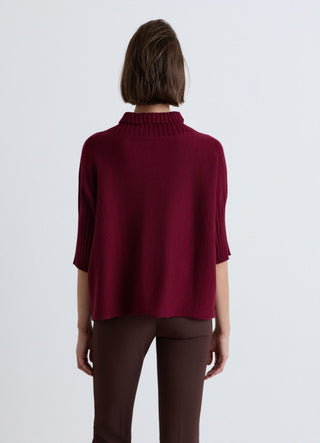 Top with crater neckline and three-quarter sleeves