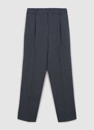 Trousers with pleats and elasticated waistband