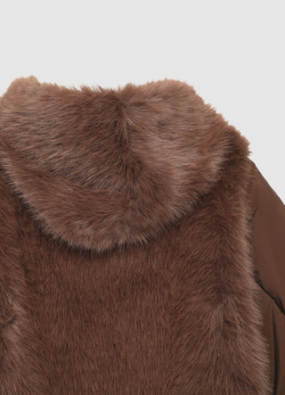 Steppjacke mit Kapuze und Felloptik-Paneelen