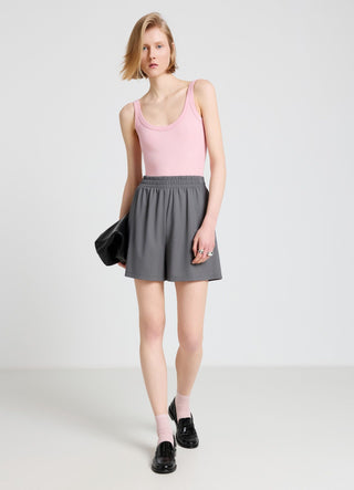 Plain-coloured gym shorts with an elasticated waistband