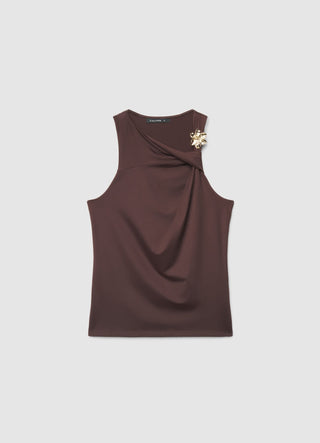 Top mit asymmetrischem Ausschnitt und Blumenbrosche