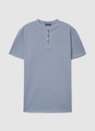 Plain-coloured T-shirt with a crew neck