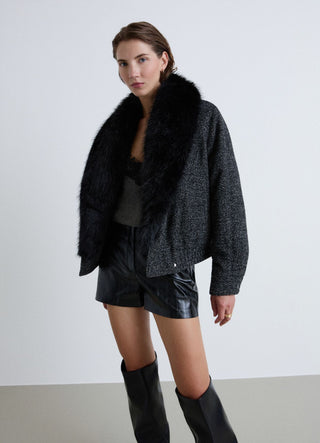 Kurze Jacke mit Fellkragenoptik