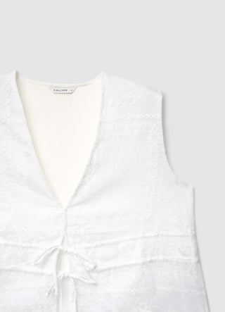 Bluse mit Bändern und Sangallo-Stickerei