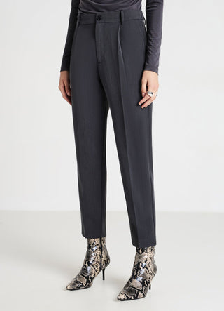 Trousers with pleats and elasticated waistband