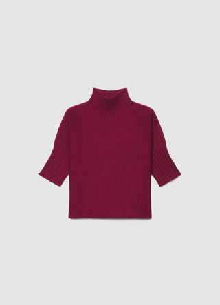 Top with crater neckline and three-quarter sleeves