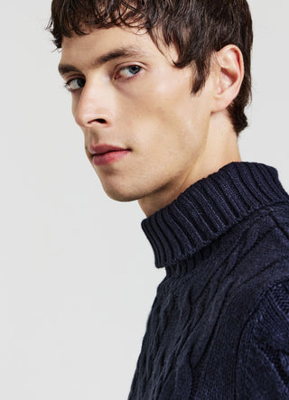 Maglione dolcevita con trecce