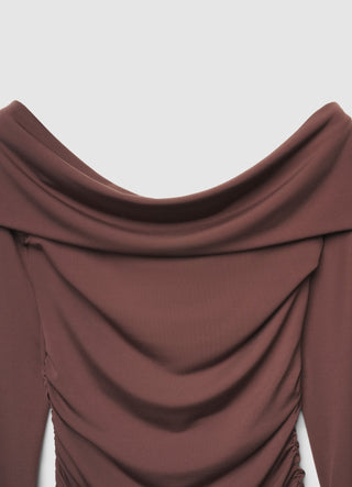 T-shirt con spalle scoperte e arricciature