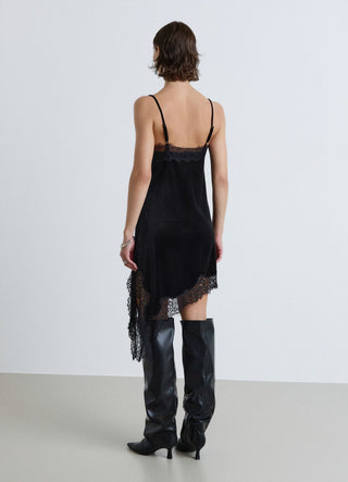 Robe courte à fines bretelles et dentelle