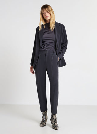 Trousers with pleats and elasticated waistband